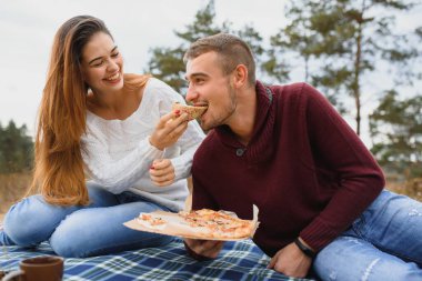 Güz parkında yürüyen güzel genç bir çift