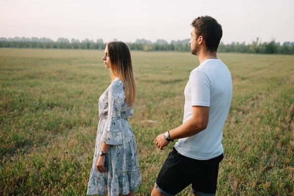 Tjej Och Kille Går Parken Porträtt Ett Par Kärlekshistoria Glad — Stockfoto