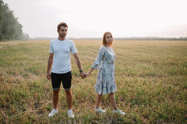 Parku Prochází Holka Chlapem Portrét Páru Milostný Příběh Šťastný Usmívající — Stock fotografie