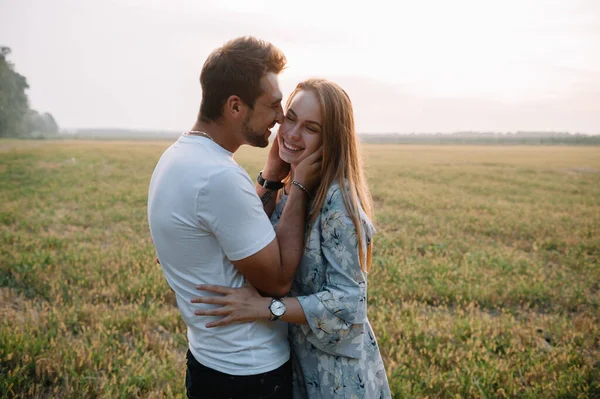 Ein Mädchen Und Ein Mann Gehen Park Spazieren Porträt Eines — Stockfoto