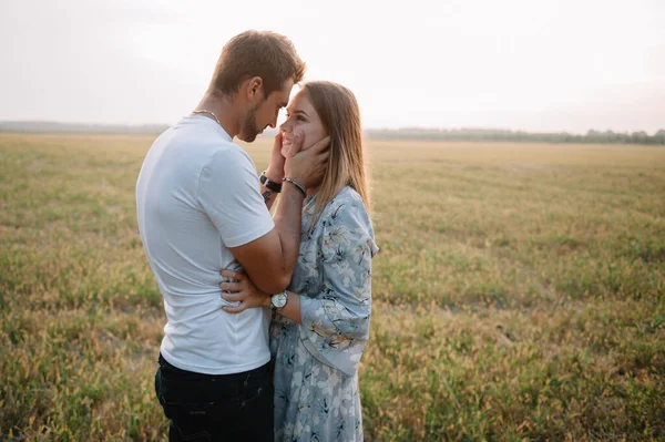 Une Fille Gars Marchent Dans Parc Portrait Couple Histoire Amour — Photo