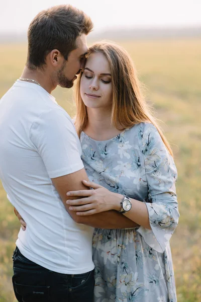 Ein Mädchen Und Ein Mann Gehen Park Spazieren Porträt Eines — Stockfoto