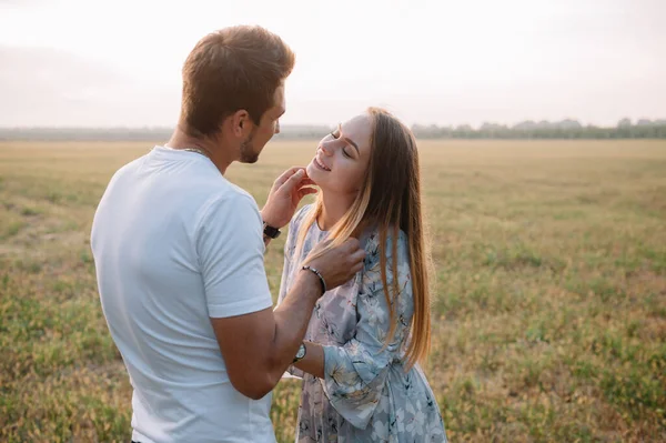 Ein Mädchen Und Ein Mann Gehen Park Spazieren Porträt Eines — Stockfoto