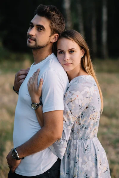 Tjej Och Kille Går Parken Porträtt Ett Par Kärlekshistoria Glad — Stockfoto