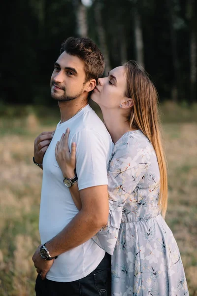 Tjej Och Kille Går Parken Porträtt Ett Par Kärlekshistoria Glad — Stockfoto