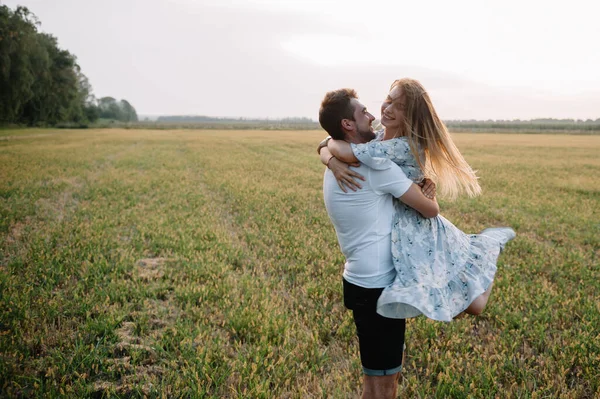 Ein Mädchen Und Ein Mann Gehen Park Spazieren Porträt Eines — Stockfoto