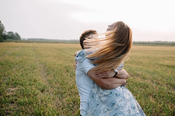 Una Ragazza Ragazzo Stanno Camminando Nel Parco Ritratto Coppia Una — Foto Stock