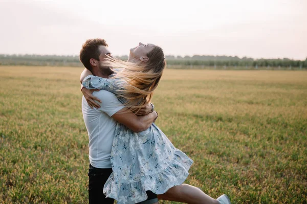 Une Fille Gars Marchent Dans Parc Portrait Couple Histoire Amour — Photo