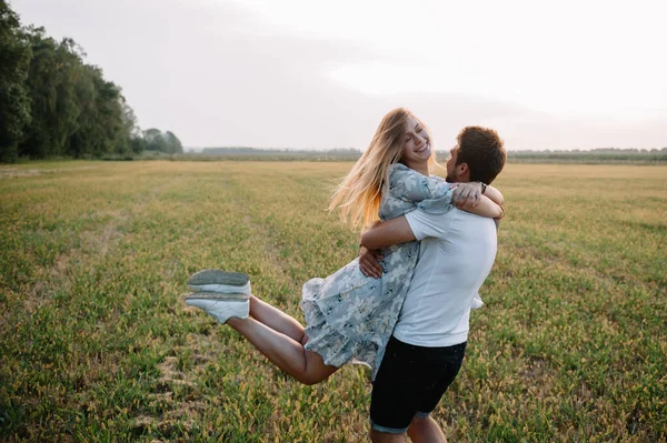 Una Ragazza Ragazzo Stanno Camminando Nel Parco Ritratto Coppia Una — Foto Stock