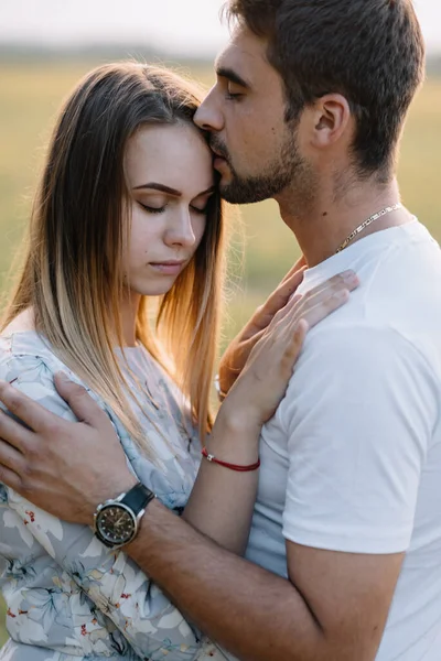 Una Chica Chico Están Caminando Parque Retrato Una Pareja Una — Foto de Stock