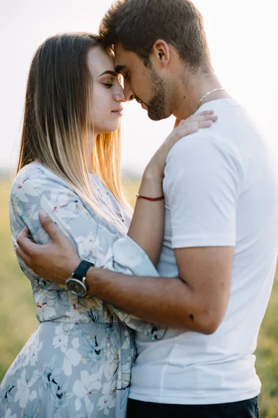 Uma Rapariga Tipo Estão Andar Parque Retrato Casal Uma História — Fotografia de Stock