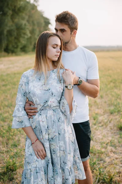 Una Chica Chico Están Caminando Parque Retrato Una Pareja Una —  Fotos de Stock