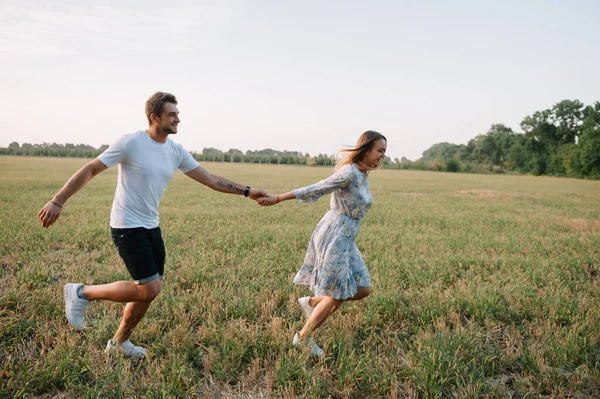 公園を女の子と男が歩いている カップルの肖像画 愛の物語 一緒に美しい自然の中で延長幸せな笑顔 恋人カップル 愛らしさ — ストック写真