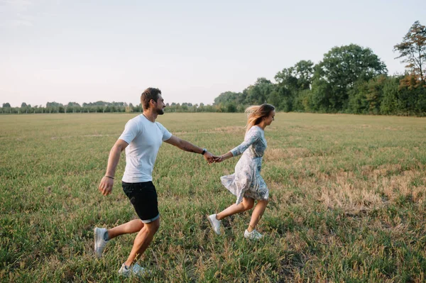 Tjej Och Kille Går Parken Porträtt Ett Par Kärlekshistoria Glad — Stockfoto