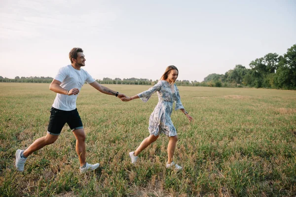 公園を女の子と男が歩いている カップルの肖像画 愛の物語 一緒に美しい自然の中で延長幸せな笑顔 恋人カップル 愛らしさ — ストック写真