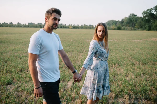 Una Chica Chico Están Caminando Parque Retrato Una Pareja Una — Foto de Stock