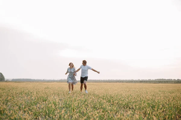 Ein Mädchen Und Ein Mann Gehen Park Spazieren Porträt Eines — Stockfoto