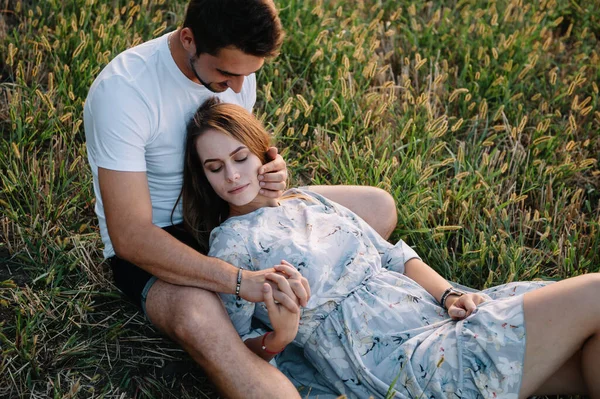 Bir Kız Bir Erkek Parkta Yürüyorlar Bir Çiftin Portresi Bir — Stok fotoğraf