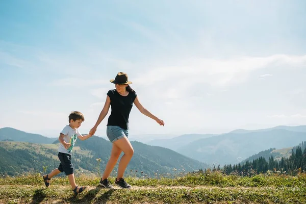 Ung Mamma Med Liten Pojke Resande Fot Mor Vandring Äventyr — Stockfoto