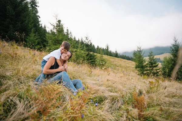 Ung Mamma Med Liten Pojke Resande Fot Mor Vandring Äventyr — Stockfoto