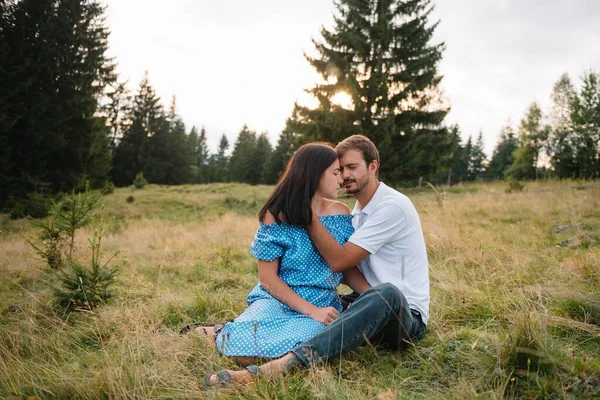 Jovem Casal Apaixonado Juntos Natureza Verão — Fotografia de Stock