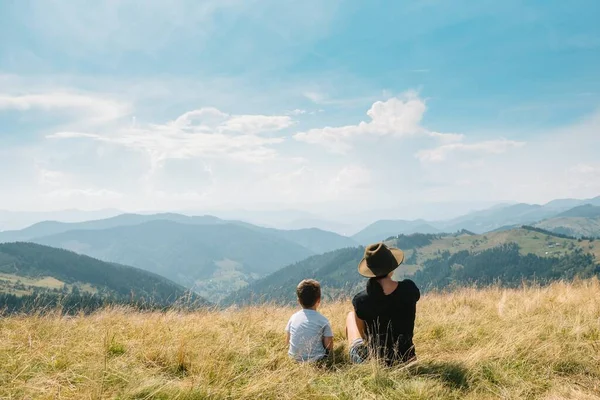 Ung Mamma Med Liten Pojke Resande Fot Mor Vandring Äventyr — Stockfoto