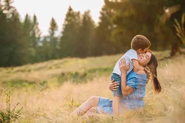 Jeune Maman Avec Bébé Garçon Voyageant Mère Randonnée Aventure Avec — Photo