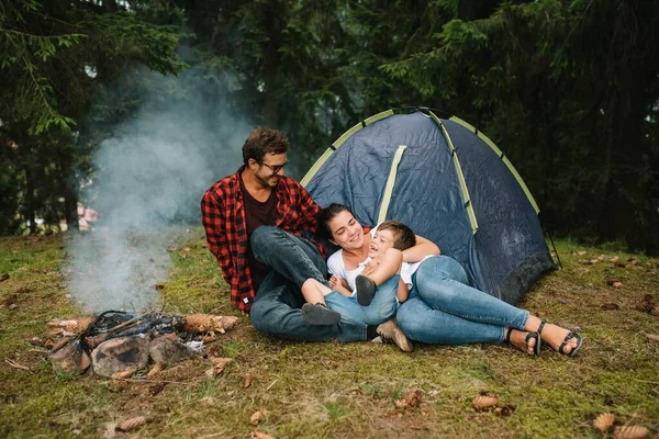 Familjen Nära Branden Skogen Förälder Med Barn Tält Bakgrund Nationalparken — Stockfoto
