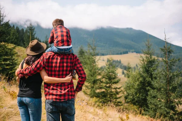 Les Voyageurs Chemises Rouges Carreaux Marchent Travers Les Montagnes Papa — Photo