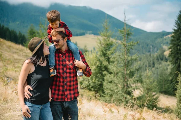 Family Stay Top Mountain Looking Beautiful View — Stock Photo, Image
