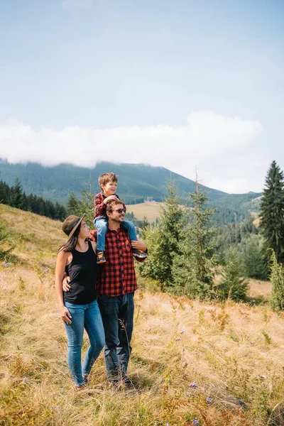 Familj Vistelse Toppen Berget Titta Den Vackra Utsikten — Stockfoto