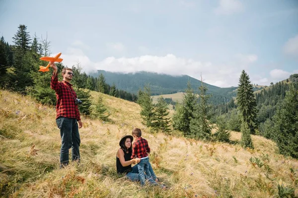 Familj Promenad Fältet Nära Bergen Solig Dag Gult Gräs Far — Stockfoto