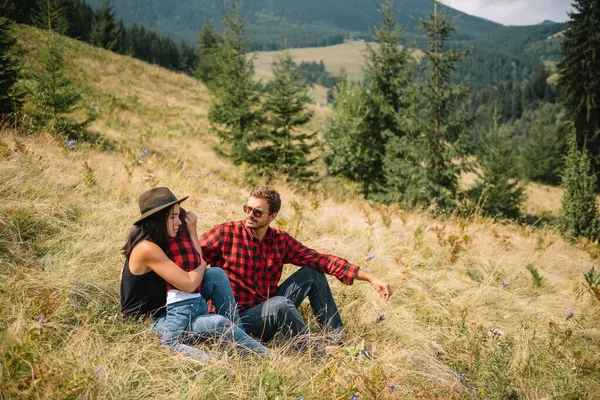 Familj Vistelse Toppen Berget Titta Den Vackra Utsikten — Stockfoto