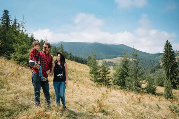 Familj Vistelse Toppen Berget Titta Den Vackra Utsikten — Stockfoto