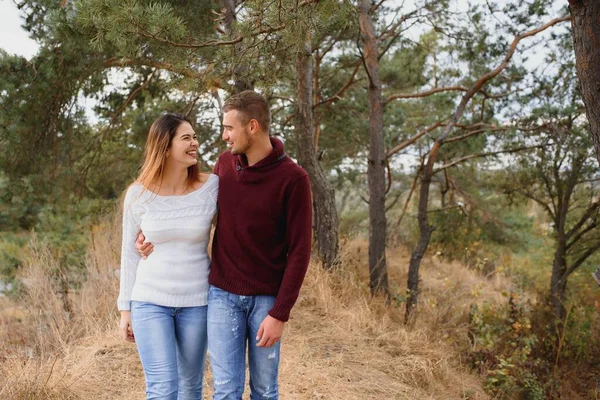 Låg Kontrast Bild Ett Lyckligt Romantiskt Ungt Par Tillbringa Tid — Stockfoto