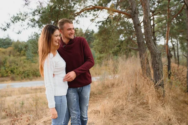 Hermosa Pareja Joven Caminando Parque Otoño —  Fotos de Stock