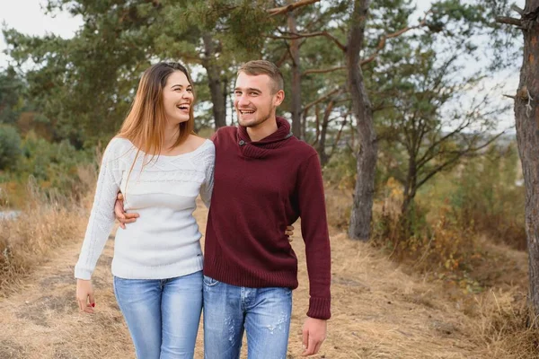 Kontrastarmes Bild Eines Glücklichen Romantischen Jungen Paares Das Zeit Herbstlichen — Stockfoto