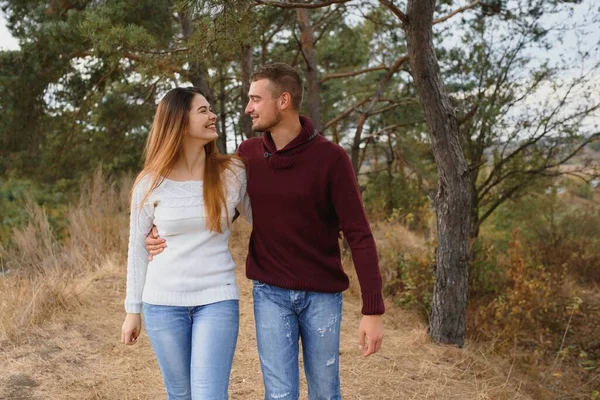 Ett Par Förälskade Ligger Picknick Filt Park Njuter Vacker Höstdag — Stockfoto