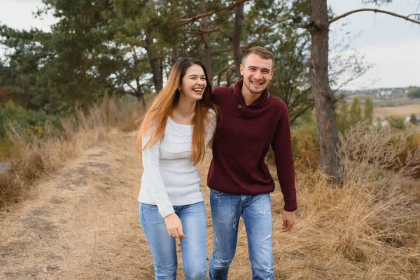 秋の公園の屋外で過ごす幸せなロマンチックなカップルの低コントラストのイメージ — ストック写真