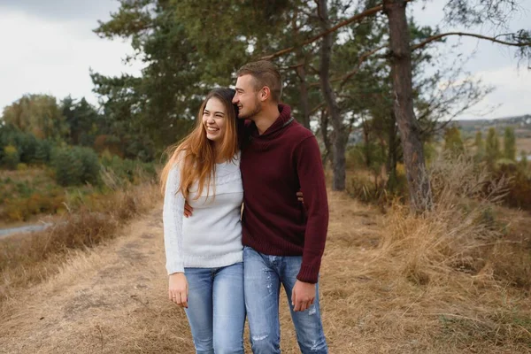 Kontrastarmes Bild Eines Glücklichen Romantischen Jungen Paares Das Zeit Herbstlichen — Stockfoto
