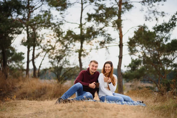 Imagem Baixo Contraste Jovem Casal Romântico Feliz Passar Tempo Livre — Fotografia de Stock