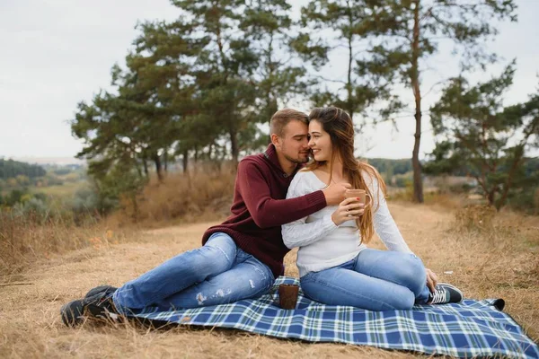 화창한 공원에서 데이트 사랑에 행복한 부부의 초상화 배경에서 피크닉 잔디에 — 스톡 사진