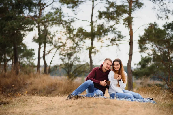 Porträtt Lyckligt Par Kärlek Dating Utomhus Parken Solig Dag Romantiskt — Stockfoto