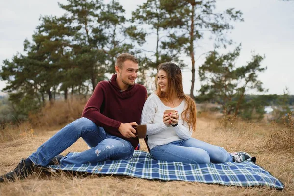 Kontrastarmes Bild Eines Glücklichen Romantischen Jungen Paares Das Zeit Herbstlichen — Stockfoto