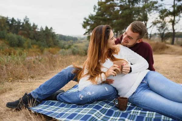 Verliebte Paare Liegen Auf Einer Picknickdecke Einem Park Genießen Einen — Stockfoto