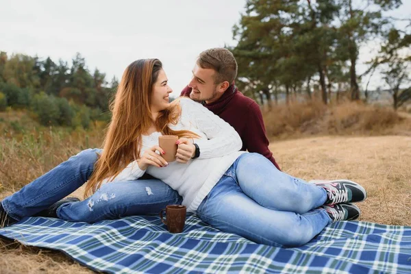 晴れた日に公園で屋外でデート愛の幸せなカップルの肖像画 自然の背景でピクニック中に草の上に毛布の上に横たわっているロマンチックなカップル バレンタインデー幸せな関係 — ストック写真