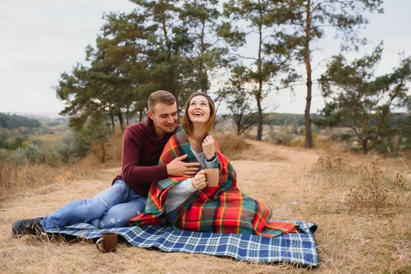 Låg Kontrast Bild Ett Lyckligt Romantiskt Ungt Par Tillbringa Tid — Stockfoto