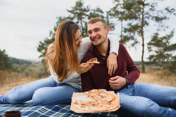 Ett Par Förälskade Ligger Picknick Filt Park Njuter Vacker Höstdag — Stockfoto