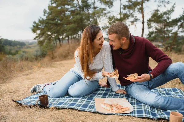 Bela Jovem Casal Andando Parque Outono — Fotografia de Stock