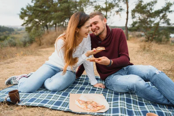 Jovem Casal Sentado Banco Parque Comer Pizza Fast Food Woman — Fotografia de Stock